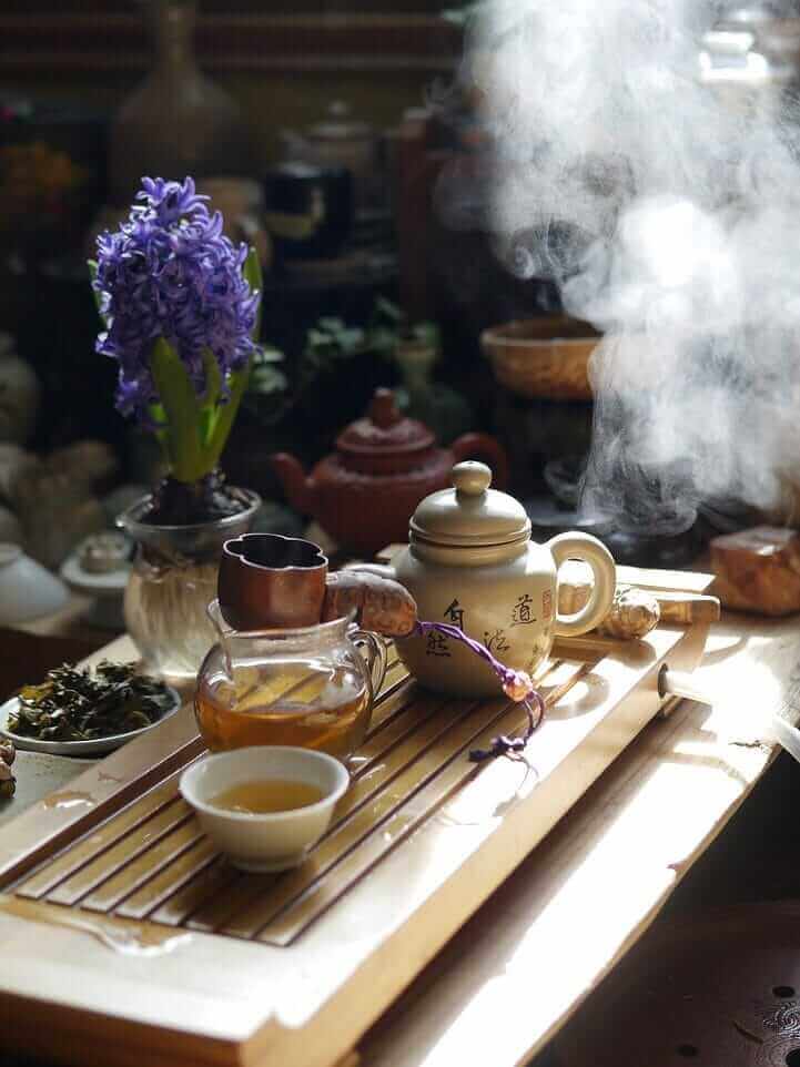 Voyage sensoriel au cœur du Chado : Dégustation de thé dans un salon traditionnel coréen Moment de détente dans un salon de thé Chado en Corée : Des verres à thé remplis d'infusion fumante